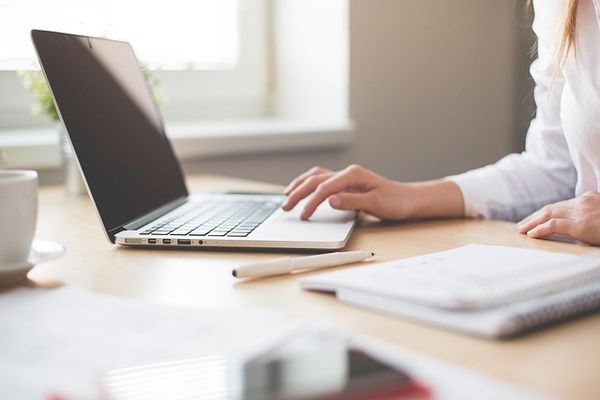 Dlaczego warto wybrać naukę języka za pomocą platformy online?