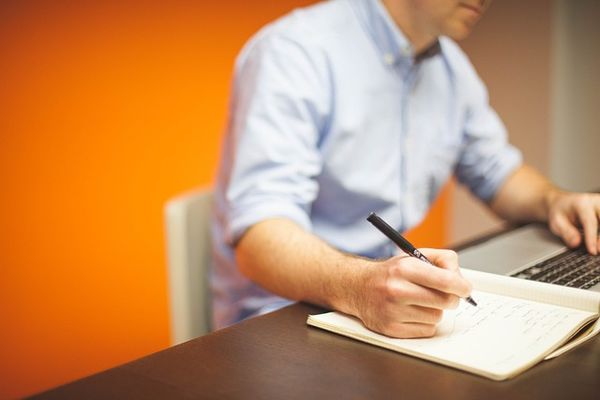 Czy kursy online mogą zastąpić stacjonarną naukę angielskiego? Porównujemy!